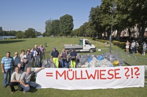 Aber auch dem gilt es zubegegnen: Elf Kubikmeter Abfall in drei Tagen: Das ist die Bilanz der Aktion „Den Müll sichtbar machen“, bei der Dreck auf der Neckarwiese liegengelassen worden ist. Ziel der Aktion war es, den Nutzerinnen und Nutzern einmal vor Augen zu führen, wie viel Abfall (sowieso) täglich auf der Wiese zurückbleibt. Der Abfall wurde in Säcke gepackt, auf einem abgesperrten Teilstück der Neckarwiese unterhalb der Theodor-Heuss-Brücke zur Demonstration gestapelt und bei einem Pressetermin der Öffentlichkeit präsentiert. Jungs und Mädels, feiert Euren letzten Schultag auf der Neckarwiese und zeigt den Alten und den Nörglern, dass Ihr auch fröhlich sein könnt, ohne Euch (furchtbar) zu besaufen, und ohne Dreck zu hinterlassen. Bild: Rothe