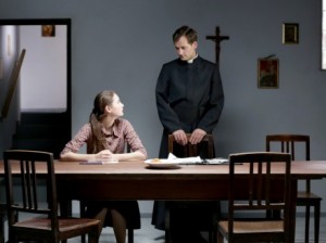 Die Schauspieler Lea van Acken als Maria und Florian Stetter als Pater Weber in einer undatierten Filmszene des Kinofilms "Kreuzweg". (Dietrich Brüggemann / Camino Filmverleih BRD 2014