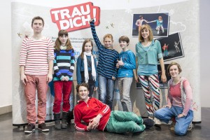 Mitglieder der Kompanie Kopfstand mit Kindern, die das Stück gesehen haben