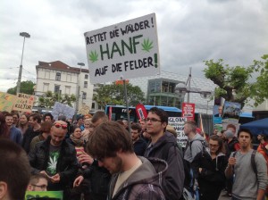 Heidelberger Hanfler zeigen Flagge bei der Demo auf dem "Bissi". Foto: gott