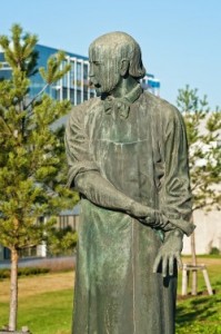 Die Statue des berühmten ungarischen Frauenarztes Ignaz Philipp Semmelweis (1818 - 1865) hat auf dem Universitäts-Campus einen neuen, angemessenen Standort gefunden. Foto: Universitätsklinikum Heidelberg