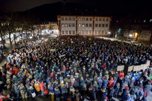 So voller Menschen (klicken Sie aufs Bild) war der Uniplatz schon lange nicht mehr. Heidelberger demonstrieren mit „NOGIDA“ gegen Pegida und gedenken der Opfer der Terroranschläge in Frankreich. Foto: Rothe