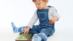 Tablet-PCs gehören nicht zu früh in die Hände von Kindern. (Quelle: Thinkstock by Getty-Images)