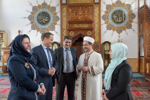 OB Dr. Würzner (2. v. l.) freut sich in der Moschee über das „Miteinander der Religionen, Kulturen und Sprachen“ und darüber, „dass in Heidelberg Menschen aus über 100 Nationen leben“. Hier im Gespräch mit (v.l.) Gemeindesekretärin Aynur Ustasüleymanoglu, dem Ersten Vorsitzenden Bülent Dogramaci, Imam Ali Atlamaz und der Zweiten Vorsitzenden Filiz Ay. Fotos: Philipp Rothe