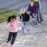 8167789-kinder-die-aufgereiht-auf-einfahrt-hopscotch-spielen--im-alter-von-7-bis-9