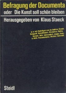 Staeck, Klaus (Hrsg.) Befragung der Documenta oder Die Kunst soll schön bleiben. Hrsg. v. Klaus Staeck. 128 Seiten mit mehreren Abbildungen. Kart. Beiträge von John de Andrea, Joseph Beuys, Bongard, Broodthaes, Deederich, Fiebig, Gorsen, Holz, Immendorf, Jappe, Kunz, Sol Lewitt, Panamarenko, Gerhard Richter, Fritz Schwegler, Herbert Distel u.v.a. Zur documenta 5 erarbeitet. Ausgabe: Antiquarisch. Verlag: Steidl, Göttingen 1972 Lieferzeit: Sofort lieferbar. 20,00 €