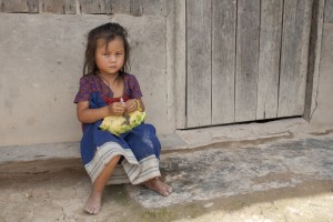 Kind von Asien in Laos, in einem Dorf bei Muang Sing