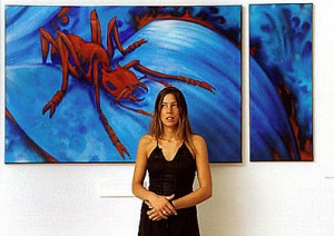 Aurele Mechler "hängt" in der Galerie Melnikow, die Tochter der Galeristin schaut am 16. August .2000 in die Kamera von Philipp Rothe.