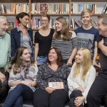 Sie berichteten Bürgermeister Wolfgang Erichson (1.v.l.) über das Projekt „HD Ink – das Schreiblabor“: die Tutorinnen und der Tutor sowie DAI-Direktor Jakob Köllhofer (1.v.r.) und Projektleiterin Suzane Sabani (Mitte, sitzend). (Foto: Rothe)