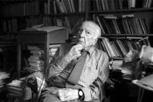 Hans Georg Gadamer in seinem Arbeitszimmer. Bild: Rothe, 13.07.1999