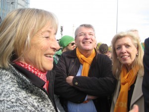 Drei von zweitasend Demonstranten in der ersten Reihe - Beate Weber, Jan Gradel und Christine Essig haben wohl gerade die Tafel der insgesamt etwa 20 (zwanzig!) vor dem Heidelberger Hauptbahnhof herumkaspertierenden Nazi-Demonstranten gelesen: "Wir sind das Volk" …