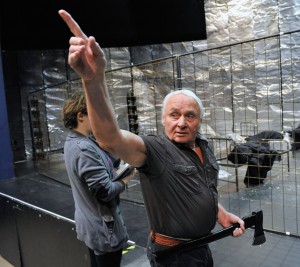 Johann Kresnik (mit Assistentin Miriam Horwitz) bei der Probenarbeit zu „Sammlung Prinzhorn“ Foto: Stefan Kresin