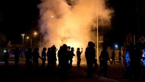 „Xenophobie“, dieser aus dem Griechischen stammende Begriff ist in der naturwissenschaftlich orientierten Anthropologie eher harmlos auf die Angst (phobos) vor einem Fremden (xenos) entlehnt. Weniger harmlos zeigt man diese „Angst“ in Hoyerswerda, in Heidenau und Anderswo, wo nicht lange herumgefackelt, sondern gleich abgefackelt wurde. „Fremdschämen“, das ist nicht so recht „mein Ding“, das zu tun habe ich mir abgewöhnt. Was mich an diesem Mob (Vicekanzeler Sigmar Gabriel am Tatort: „Pack“) ganz persönlich bestürzt ist, dass ich – begegnete mir je einer an so einem Porgrom Beteiligter – nur allzugern einen Baseballschläger zur Hand hätte, stark genug entschlossen wäre, ihn damit auf die Glatze zu hauen, dass es auch bei ihm mal heftig krachte und dies dann auch zu tun, dafür, dafür schäme i c h mich wirklich. Jürgen Gottschling