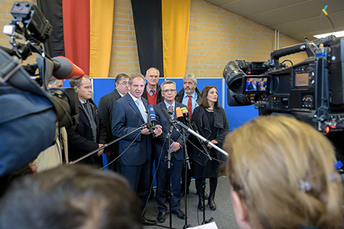 Nach dem informativen Rundgang durch die Stationen: Statements. Und Fragen der versammelten Journaille des Landes an die drei Minister und den Heidelberger Oberbürgermeister. Foto: Philipp Rothe