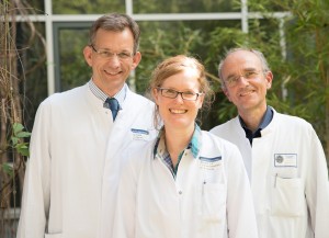 Das Team des Interdisziplinäres Entzündungszentrums für chronisch-entzündliche Erkrankungen Heidelberg (IZEH): Prof. Dr. Knut Schäkel, Dermatologie, Dr. Annika Gauss, Gastroenterologie und Prof. Dr. Hanns-Martin Lorenz, Rheumatologie. Foto: Universitätsklinikum Heidelberg