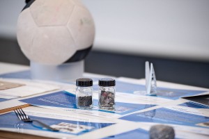 Exponate aus verschiedenen MINT-Themenwelten stehen Schülerinnen und Schülern zum Informieren und Ausprobieren bereit: Recycelte Pellets aus Altkunststoff für nachhaltige Haushaltsgeräte, bionische Greiffinger für Industrieroboter aus dem 3D-Drucker, ein Fußball zur Energieerzeugung in Entwicklungsländern und vieles mehr.