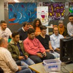 OB Dr. Eckart Würzner (3. von rechts) spielt im Jugendzentrum „Harlem“ an der Spielekonsole Fußball gegen Jugendliche. Initiator Giorgio Winterstein (rechts) schaut interessiert zu. Foto: Tobias Dittmer 