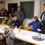 OB Dr. Eckart Würzner (rechts) sprach mit Murat Yulafci (2. von rechts) von Mosaik Heidelberg sowie weiteren Helfern und Menschen auf der Flucht. Foto: Tobias Dittmer