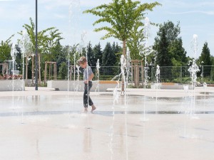 13_bild_2013_Bahnstadt_Kita_Schwetzinger_Terrasse_außen_Junge_spielt_im_Wasser_by_Daivi_Matthiesen