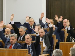 Nach der höchst umstrittenen Gerichtsreform legt Polens neue rechtskonservative Regierung die öffentlich-rechtlichen Medien an die kurze Leine: Im Parlament ist am Mittwoch nach kurzer Debatte eine Reform verabschiedet worden, die eine direkte Ernennung und Abberufung der Senderchefs durch die Regierung einführt. Betroffen sind das öffentlich-rechtliche Fernsehen und der Rundfunk.