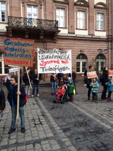 „Heidelberger Verkehrspolitik Ignoranz mit Todesfolge” - das beinhaltet nichts anderes, als sich einer Körperverletzung mit Todesfolge strafbar gemacht zu haben (§ 227 StGB). Das ist ein ungeheuerlicher Vorwurf, instrumentalisiert auf dem Rücken dieses schrecklichen Unfalls !
