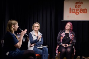 In der Reihe „Bei Brantner“ diskutiert die grüne Bundestagsabgeordnete Dr. Franziska Brantner (m) im Kulturfenster zum Thema „Nach Köln – Feminismus heute“ mit Anne Wizorek (l) und Johanna Illgner. Foto: Philipp Rothe