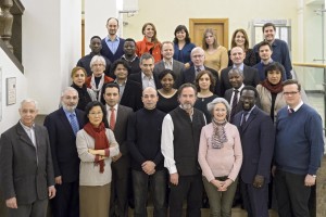 Die Mitglieder des neuen Ausländerrats/Migrationsrats der Stadt Heidelberg sowie Vertreter der Stadtverwaltung Foto: Philipp Rothe Das Gremium ist jetzt komplett: Die 27 Mitglieder des neuen Ausländerrats/ Migrationsrats (AMR) der Stadt Heidelberg sind am Dienstag, 10. März 2015, zur konstituierenden Sitzung im Heidelberger Rathaus gekommen. Die ehrenamtlichen Mitglieder wählten Michael Mwa Allimadi zum Vorsitzenden Erster stellvertretender Vorsitzender ist Lukasz Siegwald, zweite stellvertretende Vorsitzende ist Catherine Mechler-Dupouey. Bürgermeister Wolfgang Erichson (l.) verpflichtete die Ehrenamtlichen und betonte: „Es ist ein gutes Zeichen und ein tolles Signal, dass erstmals in einem kommunalen Gremium in Deutschland Flüchtlinge als Mitglieder vertreten sind.“