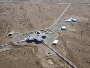 Ligo ist ein Laser-Interferometer-Gravitationswellen-Observatorium, das in den USA für den Nachweis von Gravitationswellen gebaut worden ist. Der Detektor besteht aus zwei rechtwinklig zueinander angeordneten Armen, die jeweils vier Kilometer lang am Boden verlaufen und schnurgerade sind.