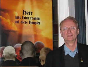 Klaus Staeck vor einem seiner Plakate. Foto: Gottschling
