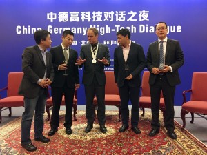 Oberbürgermeister Dr. Eckart Würzner im Gespräch mit den Vizepräsidenten führender chinesischer Hightech-Unternehmen (v.l.): Xiang Wang (Xiaomi), Robert Li (Lenovo), Hongbing Gao (Alibaba) und Julio Kong (Huawei). Foto: Stadt HD