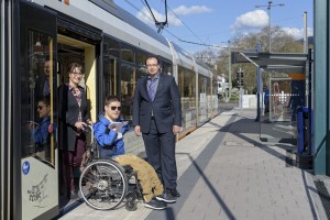 Behindertenbeauftragte Christina Reiß, bmb-Mitglied Daniel Gallimore und Edward Schneider, Leiter der Abteilung Verkehrsplanung der RNV (v.l.), stellen die neue barrierefreie Haltestelle "Seegarten" cor. Bild: Philipp Rothe,