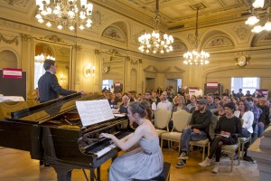 Voller Saal mit rund 150 Interessierten Bürgern. Sie diskutierten nicht nur über künftige Schwerpunkte der Kultur in der Stadt, sie konnten Kultur auch live genießen. Das Foto zeigt den Bariton Andreas Beinhauer und die Pianistin Anna Graczykowska, die Lieder der Romantik präsentierten. Foto: Christian Buck
