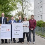 Das neue Quartiersbüro Hasenleiser begrüßt seine Besucher. Bei der Eröffnung im Waldshuter Weg: (v.l.) Miriam Wolf, Michael Blum (DSK), Boris Wüst, Hubert Herrmann (Caritas), Rebecca Ramirez und Martin Holler. Bild: Philipp Rothe, 