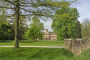 34_Rastatt-Förch_Favorite_Rastatt_Blick aufs Schloss mit Brücke im Frühling