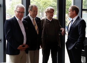 Der frischgebackene Honorarprofessor OB Dr. Eckart Würzner (r) im Gespräch mit (v.l.) Prof. Hekking, Altrektor Prof. Hahn und Foto: Helmut Pfeifer.