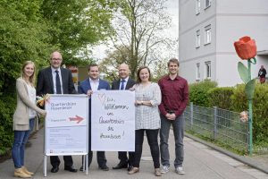Das neue Quartiersbüro Hasenleiser begrüßt seine Besucher. Bei der Eröffnung im Waldshuter Weg: (v.l.) Miriam Wolf, Michael Blum (DSK), Boris Wüst, Hubert Herrmann (Caritas), Rebecca Ramirez und Martin Holler. Foto: Philipp Rothe, 