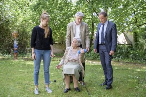 Im Park des Seniorenzentrums Weststadt trainiert die 92-jährige Ruth Zschau unter Anleitung von PH-Studentin Konstanze Mazur, Dr. Christoph Rott vom Institut für Gerontologie und Oberbürgermeister Dr. Eckart Würzner (v.l.). Foto: Philipp Rothe