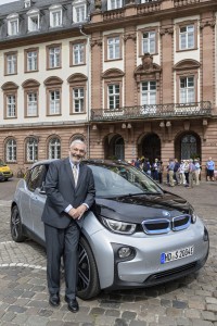 Das erste Elektro-Auto der Stadtverwaltung stellt Bürgermeister Wolfgang Erichson auf dem Kornmarkt vor. Foto: Philipp Rothe,