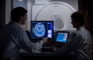 DKFZ-Radiologen beurteilen einen Hirntumor. Tobias Schwerdt, DKFZ 