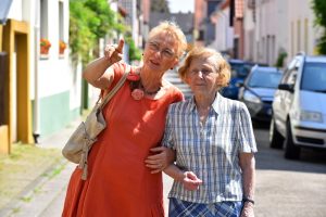Renate Sparfeld ist ehrenamtlich beim Besuchsdienst „ZwischenMenschlich“ engagiert. Sie besucht regelmäßig die 90-jährige Sidonia Kisseler in Kirchheim und sagt: „Ältere Menschen freuen sich, dass sie Zeit mit mir verbringen und ich lerne für mich immer wieder dazu.“ Foto: Peter Dorn