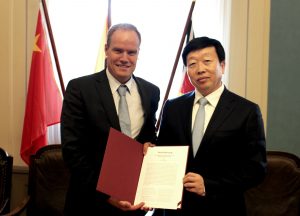 Oberbürgermeister Dr. Eckart Würzner und Lianyuan Cheng, Ranghoherr Berater der Volksregierung der Stadt Kunming, nach der Vertragsunterzeichnung. Foto: Stadt Heidelberg