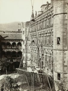 17_schloss-heidelberg_detail_franz-richard-auf-seinem-riesenstativ_vor-1864_vb-bw_ssg-pressebild