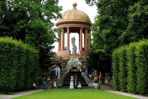 37_schwetzingen_event_besucher-kostümiert-Apolltempel-schlossgarten__WX_9686_2013_ssg-pressebild