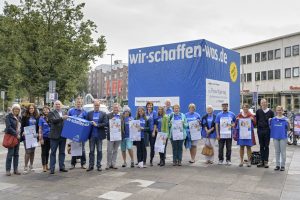 Am Hauptbahnhof werben Vertreter von Vereinen und Verbänden gemeinsam mit Oberbürgermeister Dr. Eckart Würzner für ihre Aktionen am Freiwilligentag. Foto: Philipp Rothe,