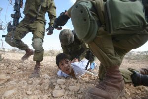 AFP Bild des Jahres A Palestinian youth is arrested by Israeli soldiers for throwing stones during a protest by foreign, Israeli and Palestinian demonstrators.