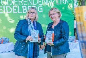 Wissenschaftsministerin Theresia Bauer (rechts) und Ulrike Leiblein engagiert beim Verteilen 