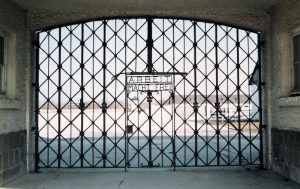 Tor im Jourhaus, dem Eingangsgebäude des KZ Dachau