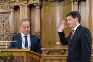Jürgen Odszuck spricht die Eidesformel zu seiner Amtseinführung durch Heidelbergs OB Dr. Eckart Würzner nach: »Ich schwöre, dass ich mein Amt nach bestem Wissen und Können führen, das Grundgesetz für die Bundesrepublik Deutschland, die Landesverfassung und das Recht achten und verteidigen und Gerechtigkeit gegen jedermann üben werde." Auch den - nicht geforderten - Zusatz:" So wahr mir Gott helfe" sprach er. Alle Fotos: © Philipp Rothe