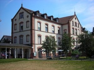 Die Neuphilologische Fakultät umfasst sieben Institute, an denen derzeit etwa 30 Professoren sowie rund 200 weitere Personen des Wissenschaftlichen Dienstes tätig sind. 