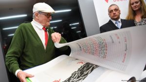  Der britische Künstler David Hockney blättert in seinem großformatigen "SUMO - A Bigger Book"